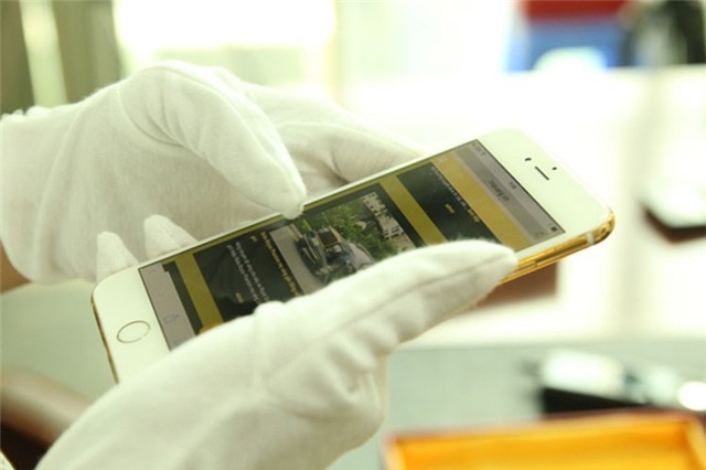 Chủ xe Rolls-Royce Việt Nam, dát vàng ròng lên điện thoại