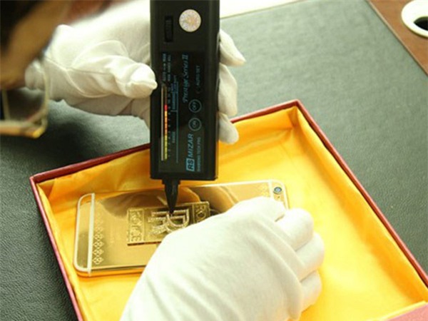 Chủ xe Rolls-Royce Việt Nam, dát vàng ròng lên điện thoại