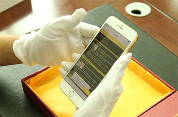 Chủ xe Rolls-Royce Việt Nam, dát vàng ròng lên điện thoại