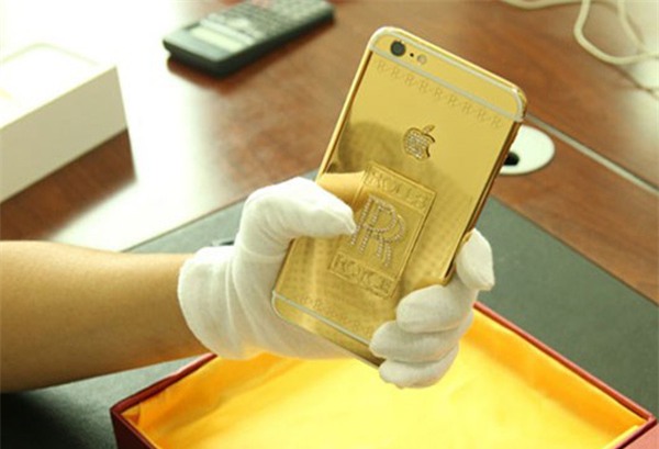 Chủ xe Rolls-Royce Việt Nam, dát vàng ròng lên điện thoại