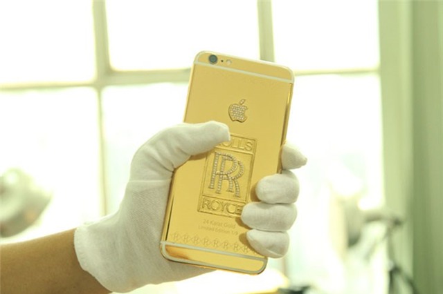 Chủ xe Rolls-Royce Việt Nam, dát vàng ròng lên điện thoại