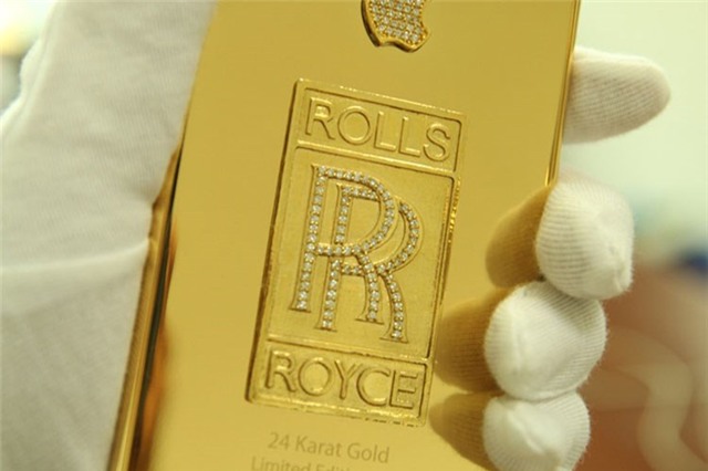 Chủ xe Rolls-Royce Việt Nam, dát vàng ròng lên điện thoại