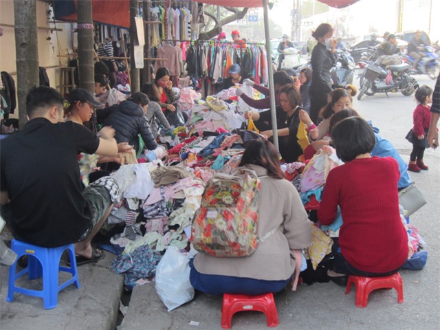 Quần áo được bày bán la liệt xuống đất vẫn thu hút người mua. Ảnh: Ngọc Thi