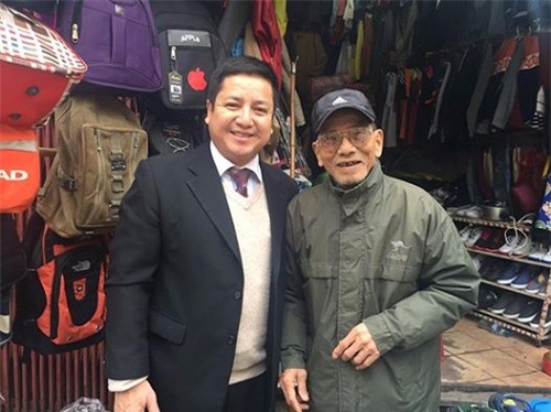 NSƯT Trần Hạnh và NSƯT Chí Trung tại ki-ốt bán hàng của ông tại Ga B Hà Nội.