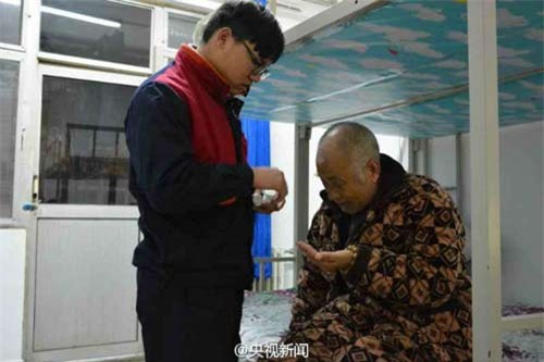 chang sinh vien dua cha bi bai liet vao ky tuc xa cham soc - 4