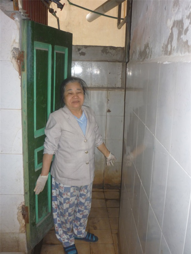 Cám cảnh xếp hàng chờ vệ sinh giữa Hà Nội - 11