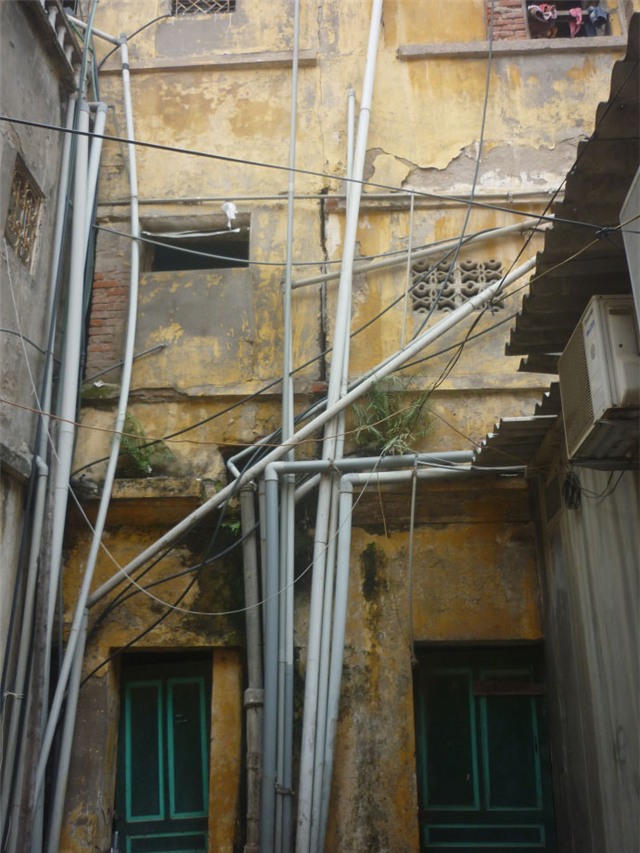 Cám cảnh xếp hàng chờ vệ sinh giữa Hà Nội - 13