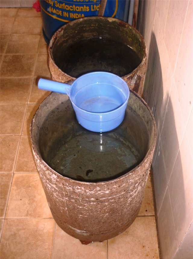 Cám cảnh xếp hàng chờ vệ sinh giữa Hà Nội - 6