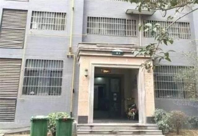 tq: ket trong thang may ca thang, chet khong ai biet hinh anh 2