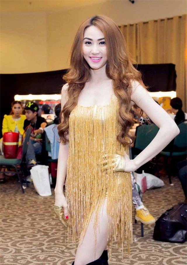 22 mau vay anh kim goi cam nhat cua my nhan viet hinh anh 14