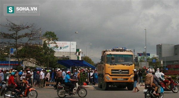 Tôi thấy có người cố bò ra khỏi gầm nhưng xe ben vẫn chạy - Ảnh 1.