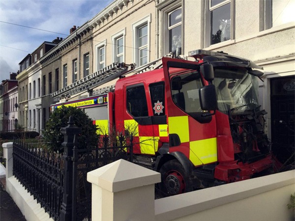 Trộm xe cứu hỏa, đâm vào hàng loạt xe hơi và nhà dân - Ảnh 1.