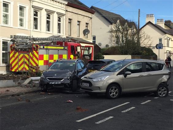 Trộm xe cứu hỏa, đâm vào hàng loạt xe hơi và nhà dân - Ảnh 2.