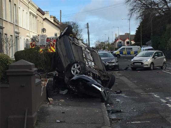 Trộm xe cứu hỏa, đâm vào hàng loạt xe hơi và nhà dân - Ảnh 3.