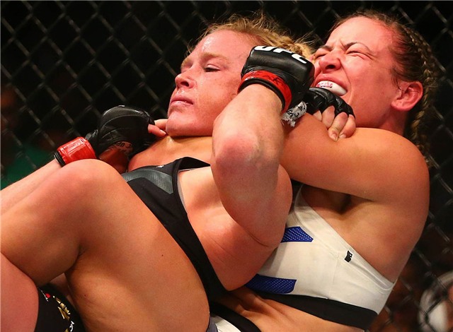 Tate hạ gục Holm bằng đòn khóa cổ