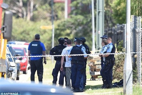 Cận cảnh cuộc vây bắt kẻ xả súng ở khu công nghiệp Úc - ảnh 10
