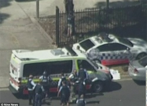 Cận cảnh cuộc vây bắt kẻ xả súng ở khu công nghiệp Úc - ảnh 6