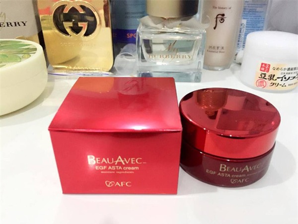 Ngày 8/3 chưa tới chị em đã rần rần khoe son xịn, nước hoa đắt tiền… tự mua