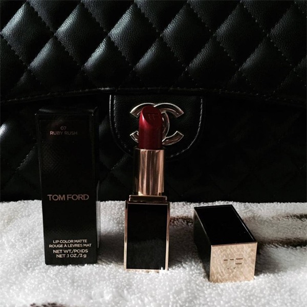 Ngày 8/3 chưa tới chị em đã rần rần khoe son xịn, nước hoa đắt tiền… tự mua