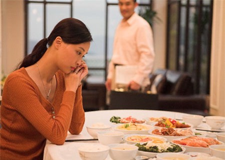 Nhưng rồi khi nửa đêm chồng chị về, dù không say nhưng anh cũng khá mệt. Nhìn thấy vợ bày biện rượu, đồ ăn đêm anh đã nhảy cẫng lên “Em bị làm sao thế?. (Ảnh minh họa).