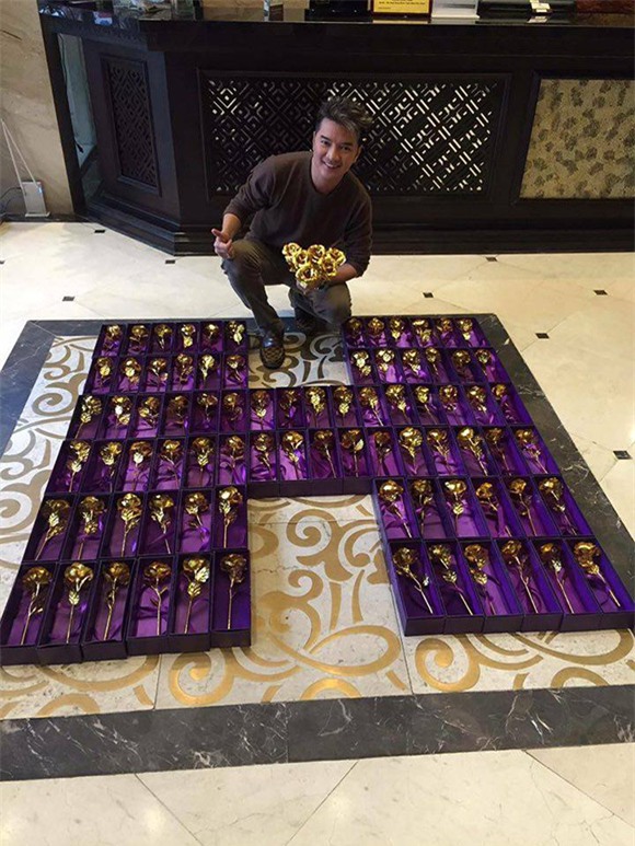 Đàm Vĩnh Hưng mua 200 bồng hồng bằng vàng  tặng fan nữ 0