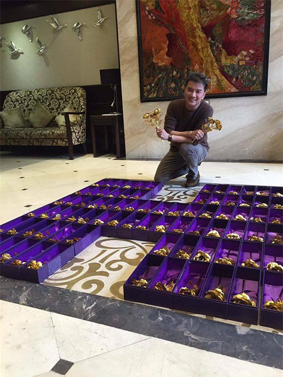 Đàm Vĩnh Hưng mua 200 bồng hồng bằng vàng  tặng fan nữ 1