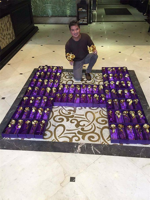 Đàm Vĩnh Hưng mua 200 bồng hồng bằng vàng  tặng fan nữ 3