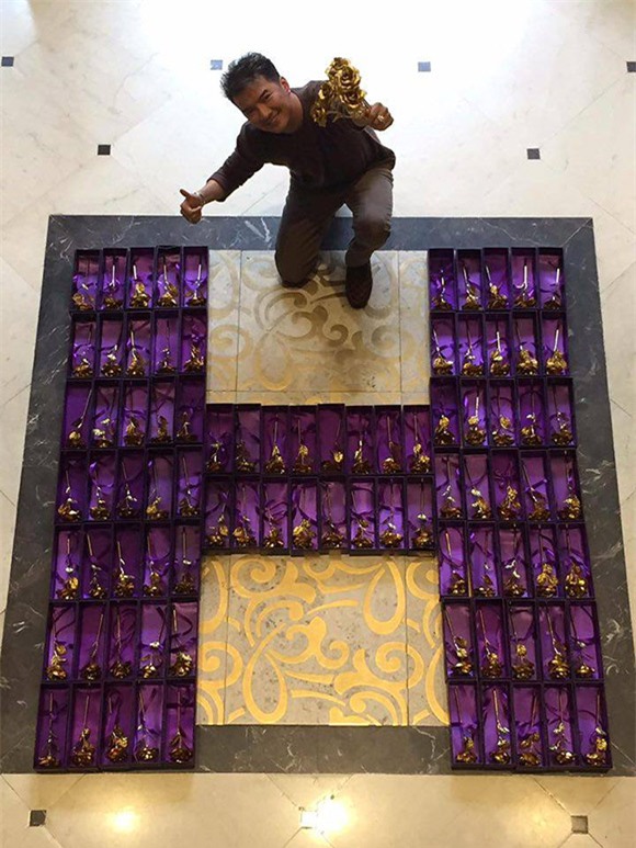 Đàm Vĩnh Hưng mua 200 bồng hồng bằng vàng  tặng fan nữ 4