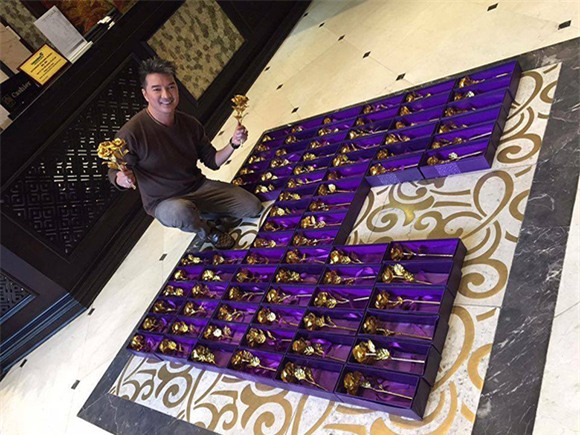 Đàm Vĩnh Hưng mua 200 bồng hồng bằng vàng  tặng fan nữ 2