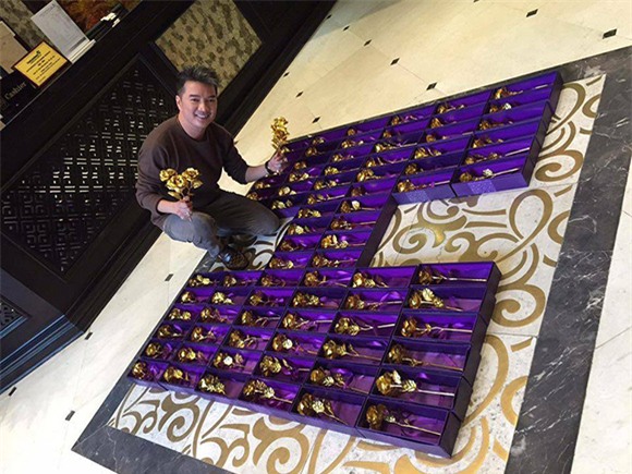 Đàm Vĩnh Hưng mua 200 bồng hồng bằng vàng  tặng fan nữ 0