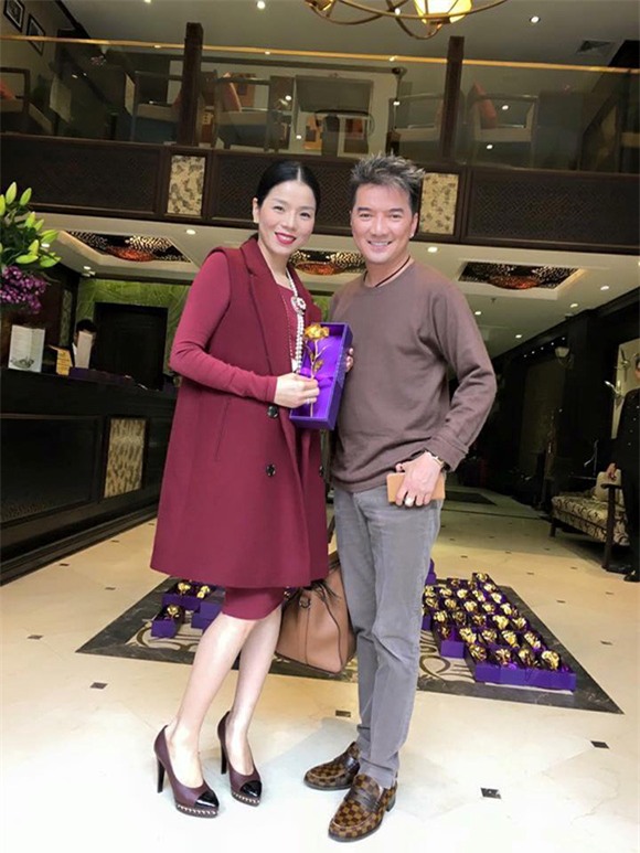 Đàm Vĩnh Hưng mua 200 bồng hồng bằng vàng  tặng fan nữ 6