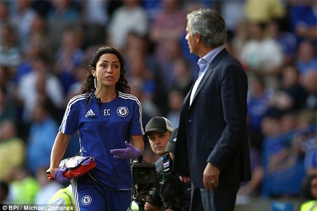 Nữ bác sĩ xinh đẹp Eva Carneiro có thể cản bước Mourinho tới Man Utd - Ảnh 2.