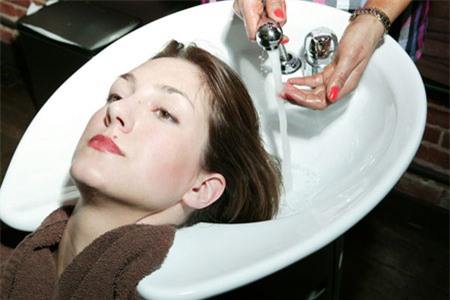 Tư thế nằm khi gội đầu ngoài tiệm có thể làm tổn thương động mạch, từ đó gây ra đột quỵ. Tuy nhiên, khả năng xảy ra là rất hiếm.