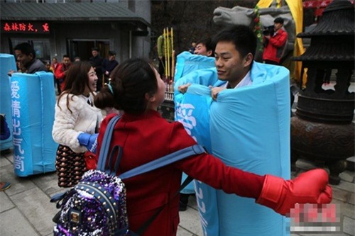 vo trut gian len chong bang nam dam ngay 8.3 hinh anh 4