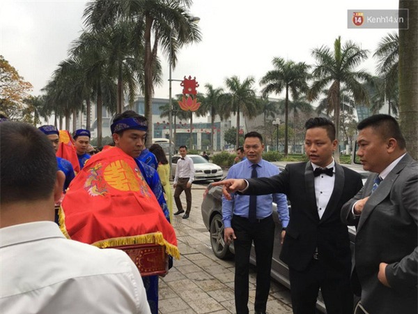 Cập nhật: Á hậu Trà My xinh đẹp, tay trong tay cùng chồng trong đám hỏi - Ảnh 4.