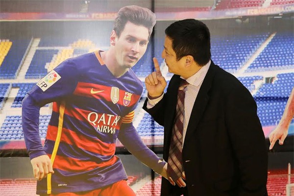 Chí Trung nhí nhảnh, đòi Messi “hứa” đến Việt Nam - Ảnh 1.