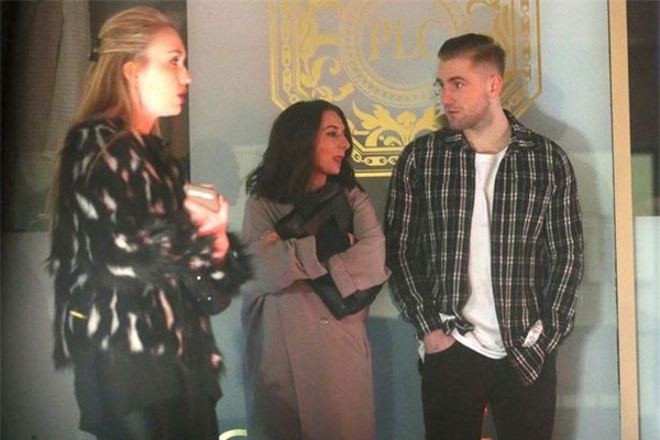 Luke Shaw phá sức, ôm ấp gái lạ ở hộp đêm - Ảnh 1.