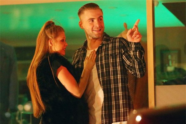 Luke Shaw phá sức, ôm ấp gái lạ ở hộp đêm - Ảnh 2.