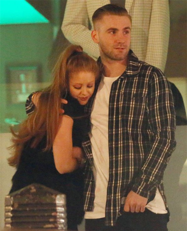 Luke Shaw phá sức, ôm ấp gái lạ ở hộp đêm - Ảnh 3.