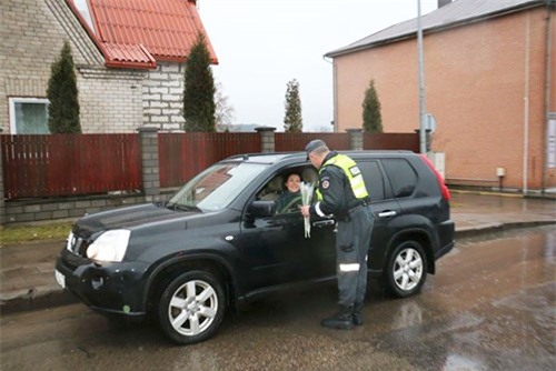 CSGT bất ngờ chặn xe phụ nữ để… tặng hoa