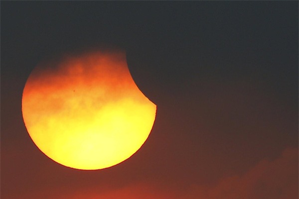 Chùm ảnh: Toàn cảnh nhật thực sáng nay tại Việt Nam và các nước Châu Á - Ảnh 23.