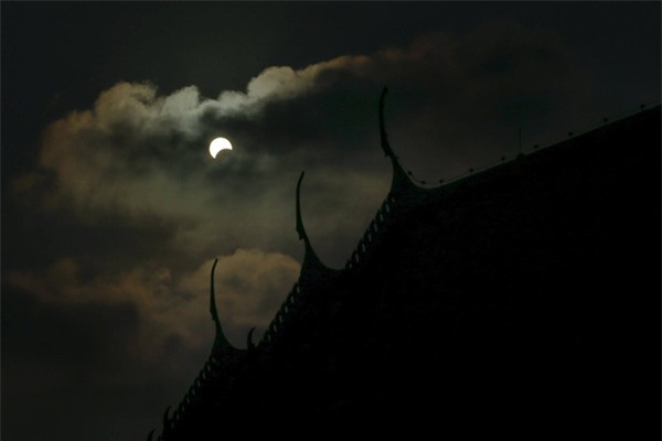 Chùm ảnh: Toàn cảnh nhật thực sáng nay tại Việt Nam và các nước Châu Á - Ảnh 26.