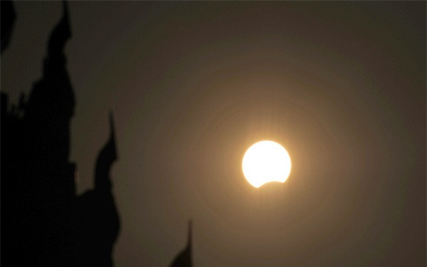 Chùm ảnh: Toàn cảnh nhật thực sáng nay tại Việt Nam và các nước Châu Á - Ảnh 38.