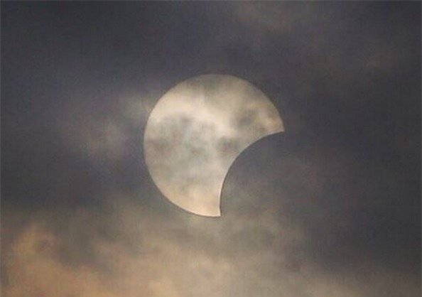 Chùm ảnh: Toàn cảnh nhật thực sáng nay tại Việt Nam và các nước Châu Á - Ảnh 39.