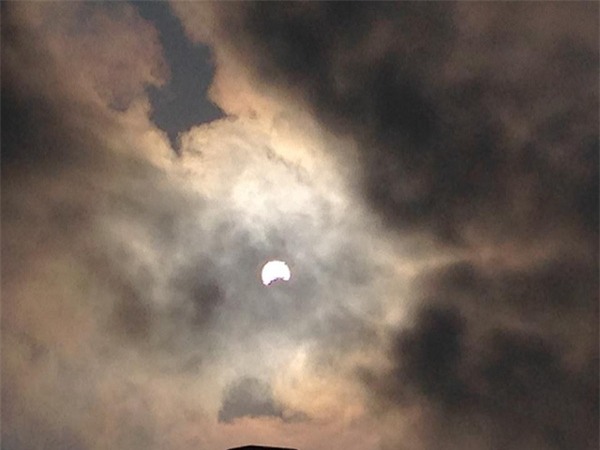 Chùm ảnh: Toàn cảnh nhật thực sáng nay tại Việt Nam và các nước Châu Á - Ảnh 4.