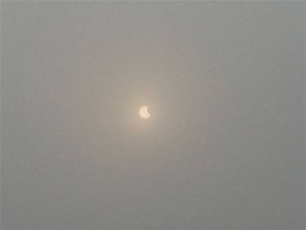 Chùm ảnh: Toàn cảnh nhật thực sáng nay tại Việt Nam và các nước Châu Á - Ảnh 6.