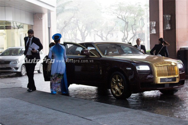 Bầu Hiển dùng Rolls-Royce Ghost mạ vàng để đưa đón đại diện Barca - Ảnh 6.