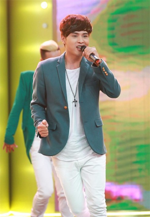 Hồ Quang Hiếu bị tố mang bom tại sân bay