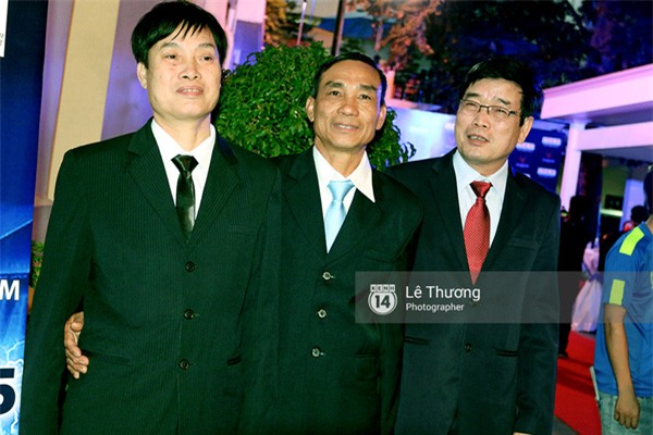 Bố Công Phượng thay con nhận giải thưởng 100 triệu đồng - Ảnh 1.