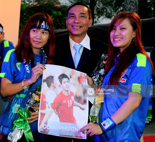 Bố Công Phượng thay con nhận giải thưởng 100 triệu đồng - Ảnh 3.